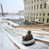 На Дворцовой площади Петербурга начали строить восьмиметровую новогоднюю горку